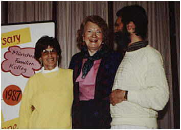 Virginia Satir (Mitte) - 1987